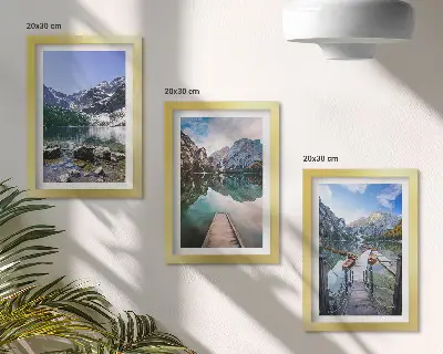 Set van ingelijste schilderijen met bergen meren en houten steigers boven het water
