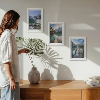 Set van ingelijste schilderijen met bergen meren en houten steigers boven het water