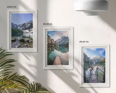 Set van ingelijste schilderijen met bergen meren en houten steigers boven het water