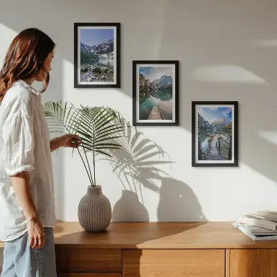 Set van ingelijste schilderijen met bergen meren en houten steigers boven het water