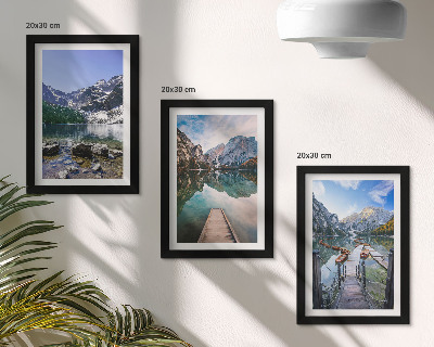 Set van ingelijste schilderijen Bergen, meren en houten steigers boven het water.
