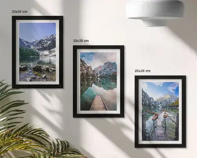 Set van ingelijste schilderijen met bergen meren en houten steigers boven het water