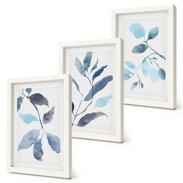 Set ingelijste schilderijen met blauwe bladeren op een lichte achtergrond in aquarel-stijl