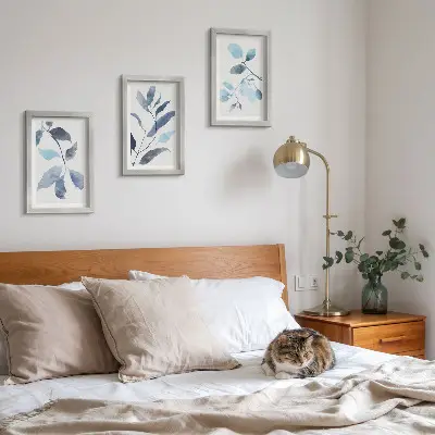 Set ingelijste schilderijen met blauwe bladeren op een lichte achtergrond in aquarel-stijl