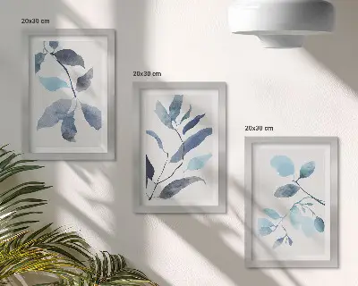 Set ingelijste schilderijen met blauwe bladeren op een lichte achtergrond in aquarel-stijl
