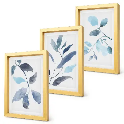 Set ingelijste schilderijen met blauwe bladeren op een lichte achtergrond in aquarel-stijl