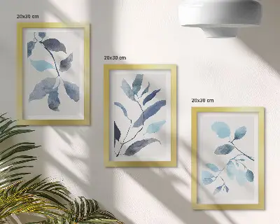 Set ingelijste schilderijen met blauwe bladeren op een lichte achtergrond in aquarel-stijl