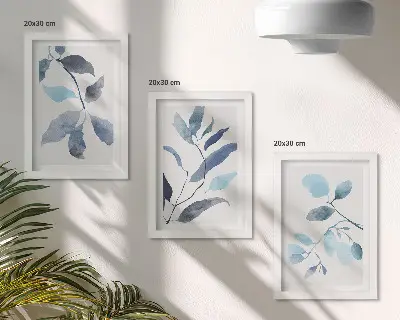Set ingelijste schilderijen met blauwe bladeren op een lichte achtergrond in aquarel-stijl