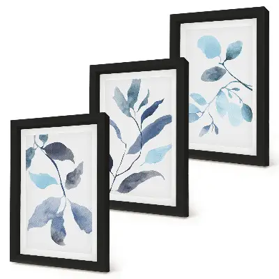Set ingelijste schilderijen met blauwe bladeren op een lichte achtergrond in aquarel-stijl