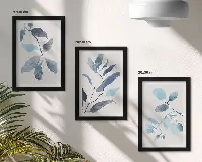 Set ingelijste schilderijen met blauwe bladeren op een lichte achtergrond in aquarel-stijl