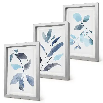 Set ingelijste schilderijen met blauwe bladeren op een lichte achtergrond in aquarel-stijl
