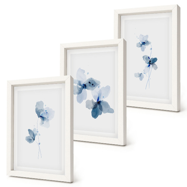 Gallery wall Bloemen in verschillende blauwtinten op een lichte achtergrond.