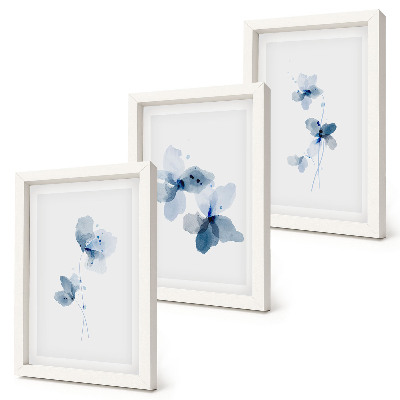 Gallery wall Bloemen in verschillende blauwtinten op een lichte achtergrond.