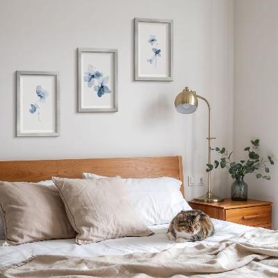 Gallery wall Bloemen in verschillende blauwtinten op een lichte achtergrond.