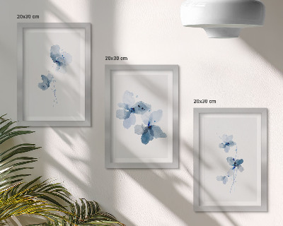 Gallery wall Bloemen in verschillende blauwtinten op een lichte achtergrond.