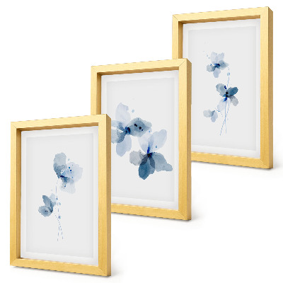 Gallery wall Bloemen in verschillende blauwtinten op een lichte achtergrond.