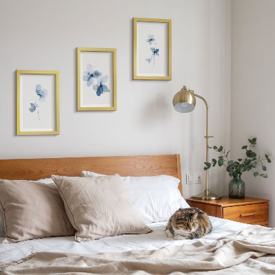 Gallery wall Bloemen in verschillende blauwtinten op een lichte achtergrond.
