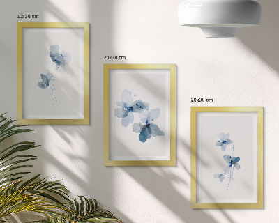 Gallery wall Bloemen in verschillende blauwtinten op een lichte achtergrond.