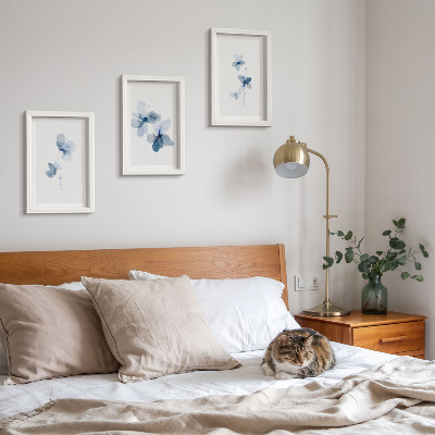 Gallery wall Bloemen in verschillende blauwtinten op een lichte achtergrond.