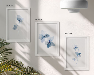 Gallery wall Bloemen in verschillende blauwtinten op een lichte achtergrond.