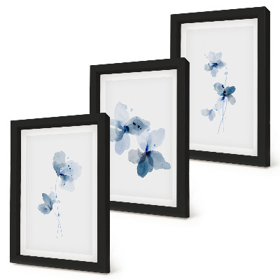 Gallery wall Bloemen in verschillende blauwtinten op een lichte achtergrond.