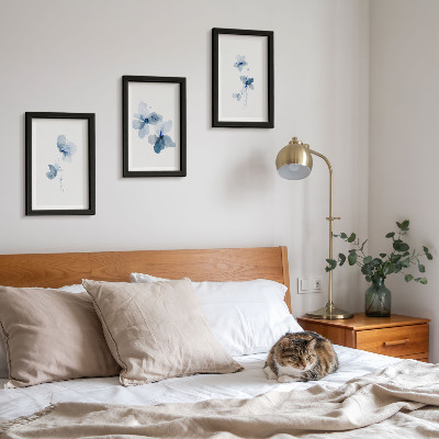 Gallery wall Bloemen in verschillende blauwtinten op een lichte achtergrond.