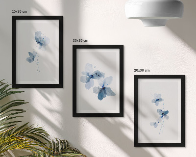 Gallery wall Bloemen in verschillende blauwtinten op een lichte achtergrond.