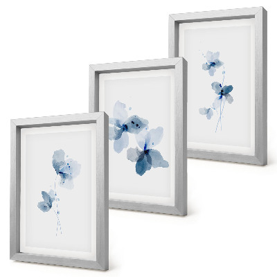 Gallery wall Bloemen in verschillende blauwtinten op een lichte achtergrond.