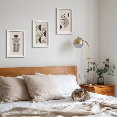 Gallery wall met abstracte geometrische patronen in minimalisme