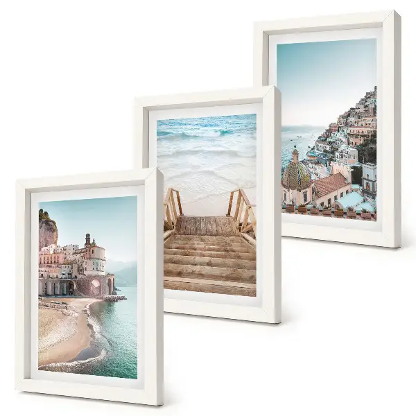Set ingelijste schilderijen met zomerse pastelkleuren van architectuur aan zee en strand