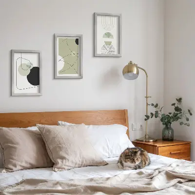 Gallery wall met abstracte vormen in ingetogen kleuren