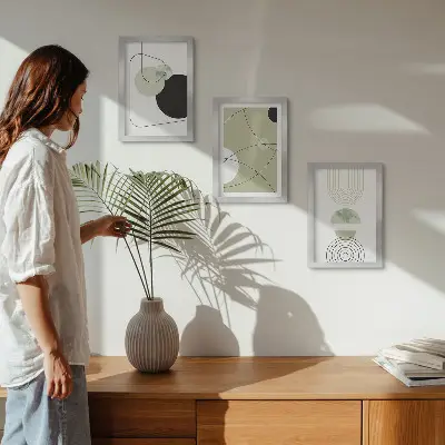 Gallery wall met abstracte vormen in ingetogen kleuren