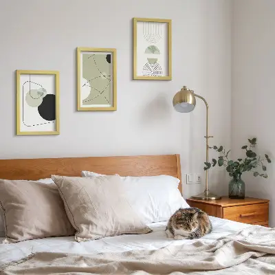 Gallery wall met abstracte vormen in ingetogen kleuren