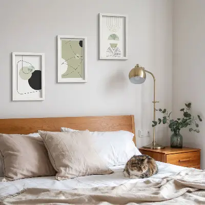 Gallery wall met abstracte vormen in ingetogen kleuren