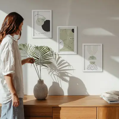 Gallery wall met abstracte vormen in ingetogen kleuren