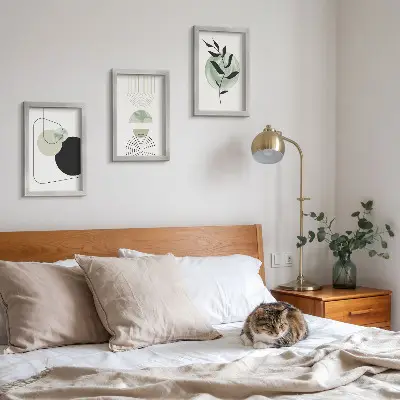 Set van ingelijste schilderijen met abstracte vormen en plantmotieven in het groen