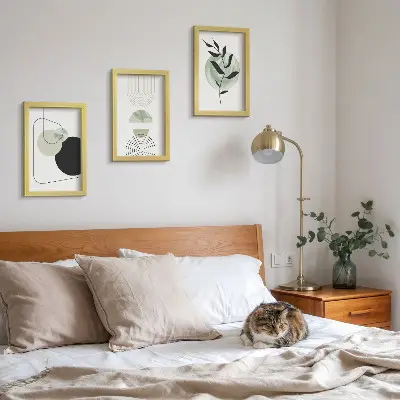 Set van ingelijste schilderijen met abstracte vormen en plantmotieven in het groen