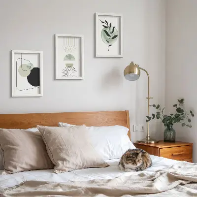 Set van ingelijste schilderijen met abstracte vormen en plantmotieven in het groen