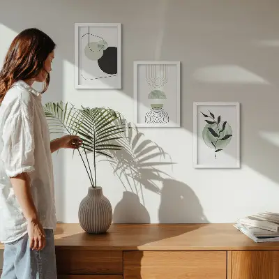 Set van ingelijste schilderijen met abstracte vormen en plantmotieven in het groen