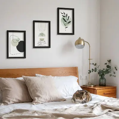 Set van ingelijste schilderijen met abstracte vormen en plantmotieven in het groen