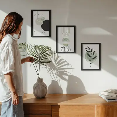 Set van ingelijste schilderijen met abstracte vormen en plantmotieven in het groen
