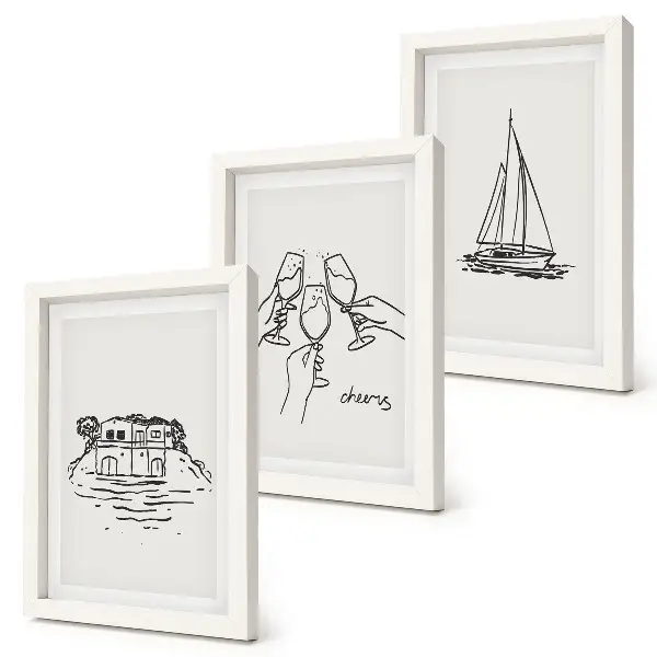 Gallery wall uitzicht op het huis aan het water met zeilboot en proostende glazen