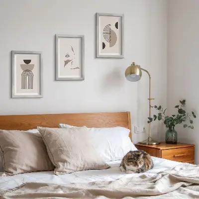 Gallery wall met abstracte geometrische vormen en gezichtssilhouet