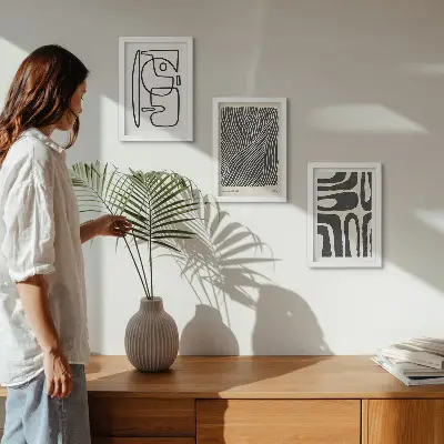 Set ingelijste schilderijen met abstracte patronen van lijnen en texturen op een lichte achtergrond