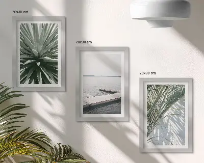 Set ingelijste schilderijen met palmbladeren en houten brug