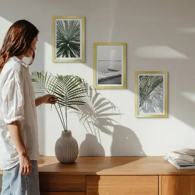 Set ingelijste schilderijen met palmbladeren en houten brug