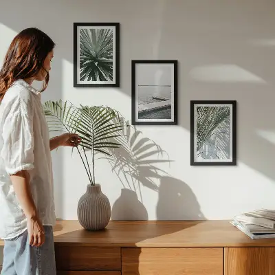 Set ingelijste schilderijen met palmbladeren en houten brug