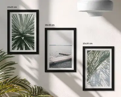 Set ingelijste schilderijen met palmbladeren en houten brug
