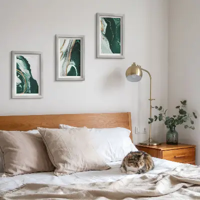 Set van ingelijste schilderijen met abstracte verfpatronen in groen en wit