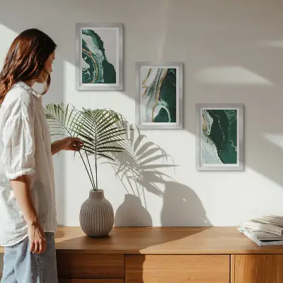Set van ingelijste schilderijen met abstracte verfpatronen in groen en wit